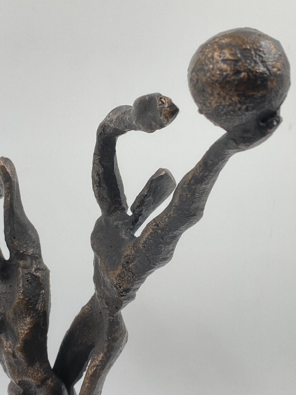 HF0386-kitokios-skulpturos-5 Ketaus statula ant plastikinio postamento “Trys krepšininkai” 12x24x40,5 cm