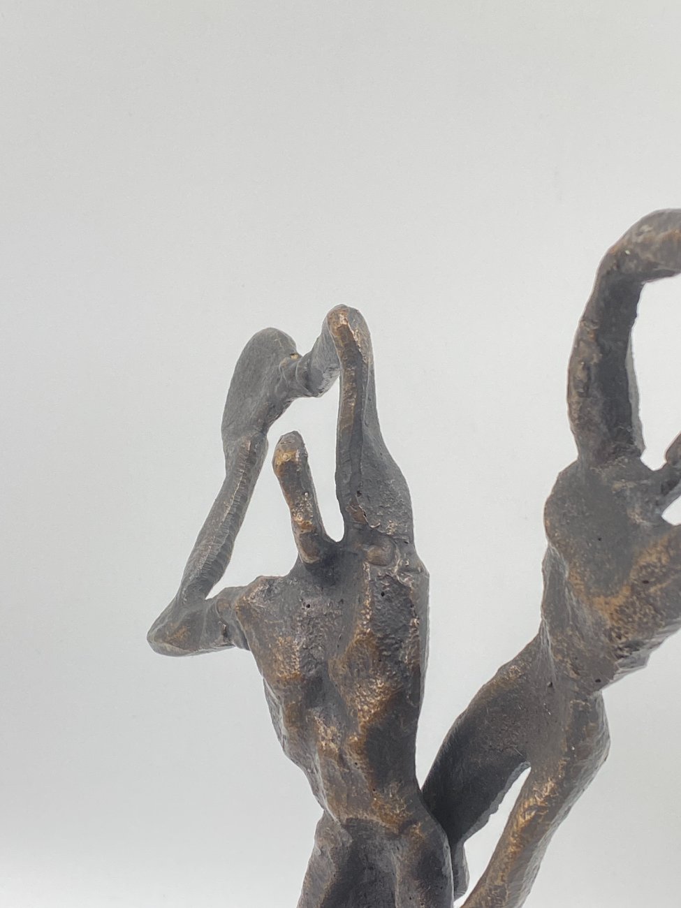 HF0386-kitokios-skulpturos-6 Ketaus statula ant plastikinio postamento “Trys krepšininkai” 12x24x40,5 cm