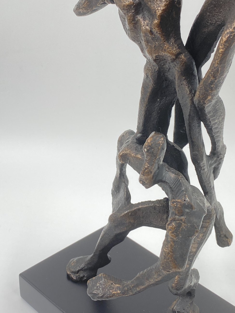 HF0386-kitokios-skulpturos-7 Ketaus statula ant plastikinio postamento “Trys krepšininkai” 12x24x40,5 cm