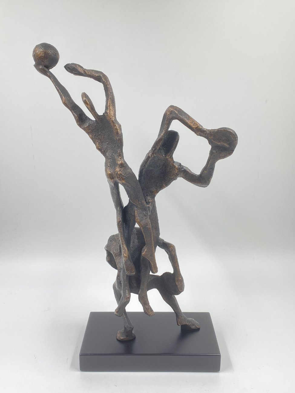 HF0386-kitokios-skulpturos-8 Ketaus statula ant plastikinio postamento “Trys krepšininkai” 12x24x40,5 cm