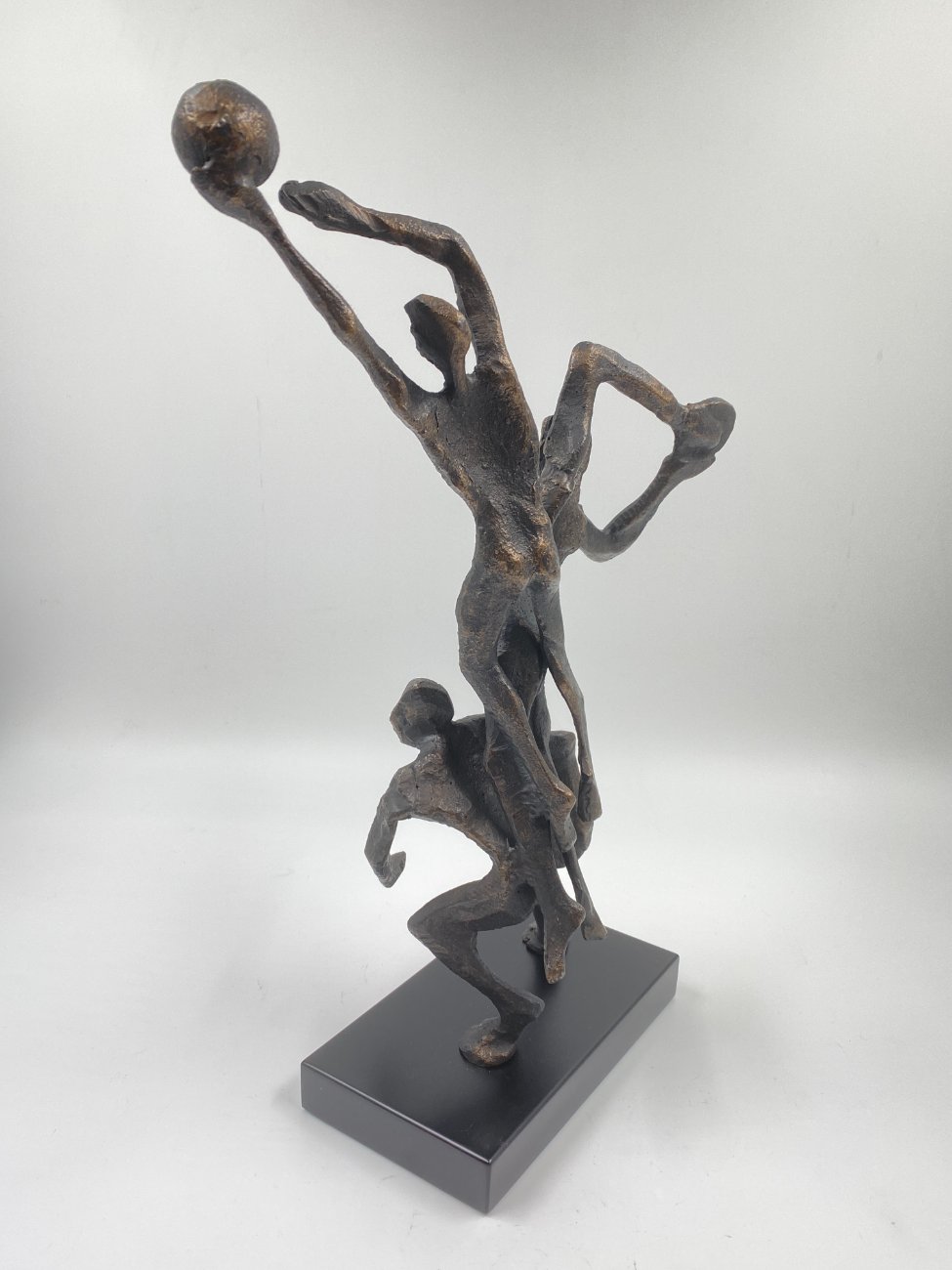 HF0386-kitokios-skulpturos-9 Ketaus statula ant plastikinio postamento “Trys krepšininkai” 12x24x40,5 cm