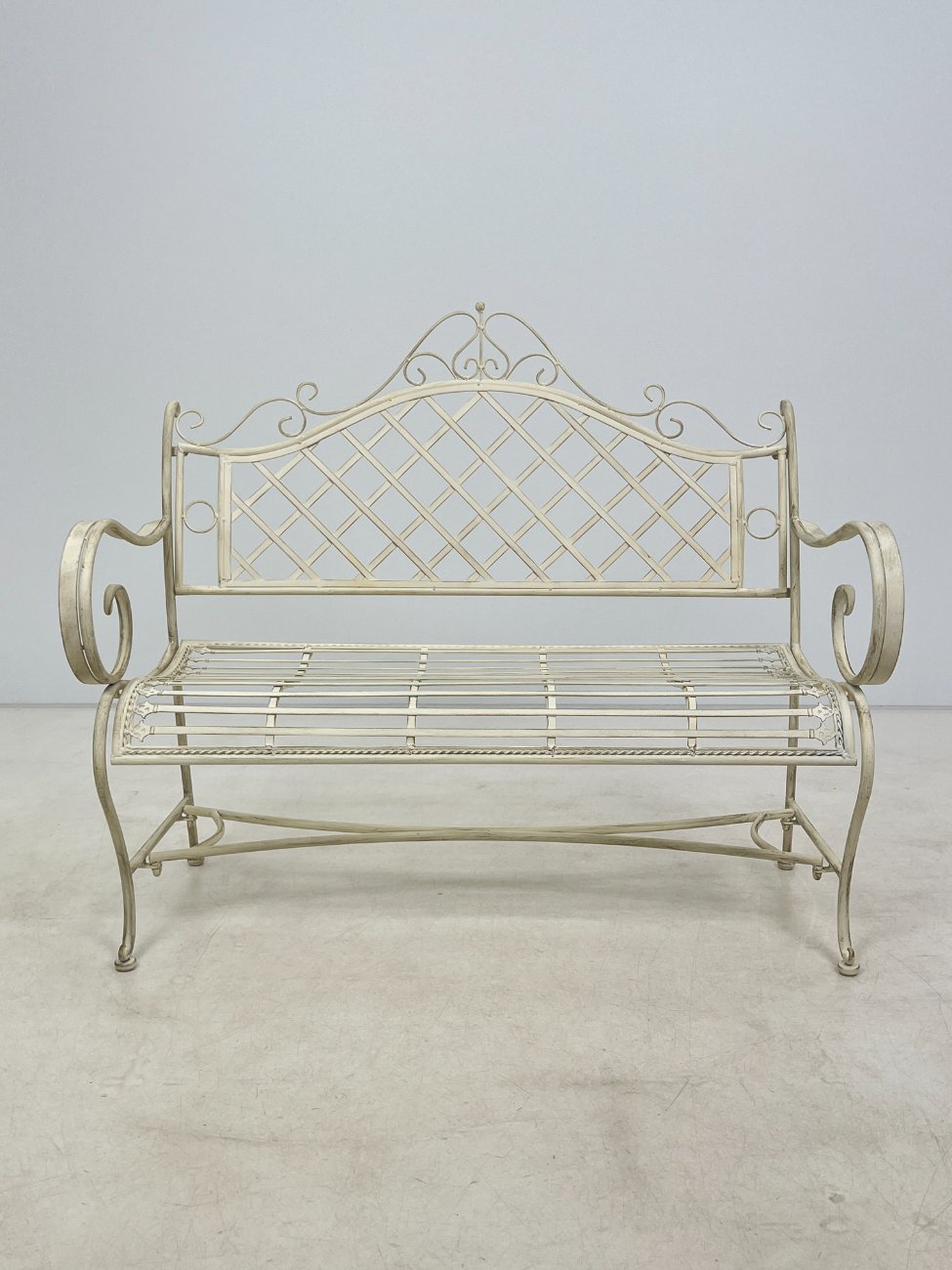 HF0396-suoliukai-1 Provanso stiliaus metalinis sodo suoliukas 63x117x102 cm, 44 cm