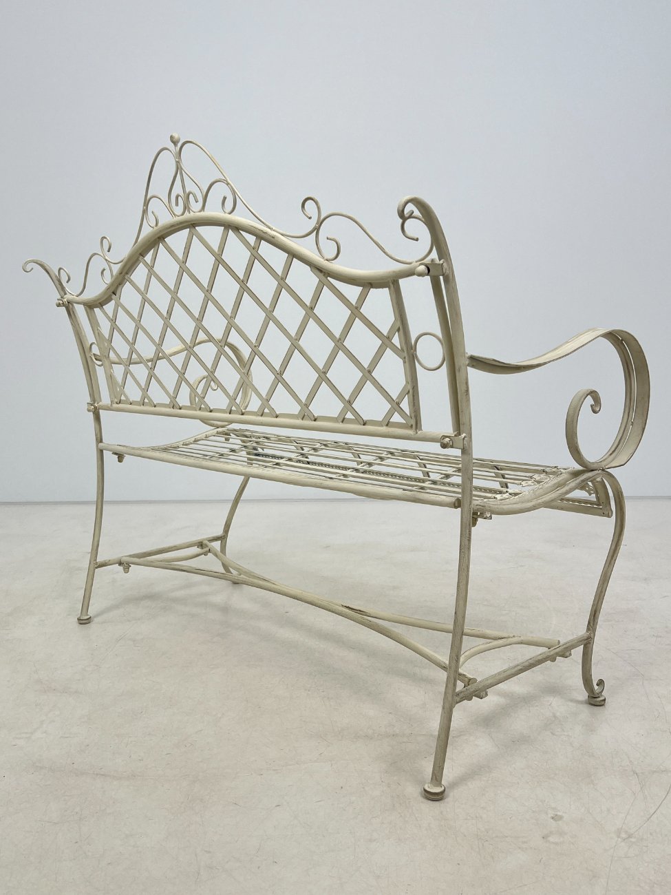 HF0396-suoliukai-10 Provanso stiliaus metalinis sodo suoliukas 63x117x102 cm, 44 cm