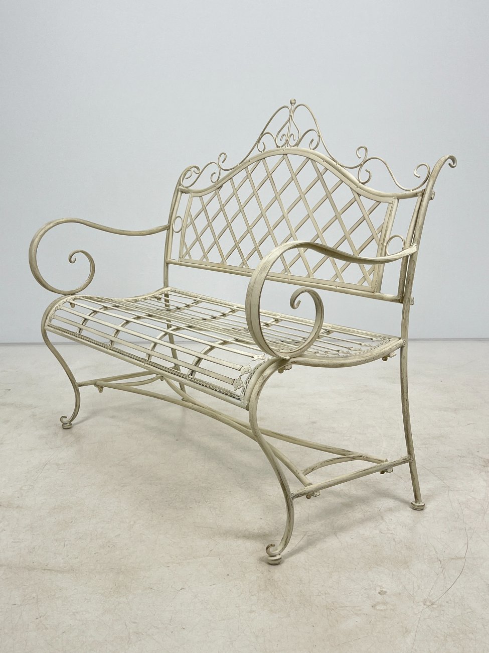 HF0396-suoliukai-4 Provanso stiliaus metalinis sodo suoliukas 63x117x102 cm, 44 cm