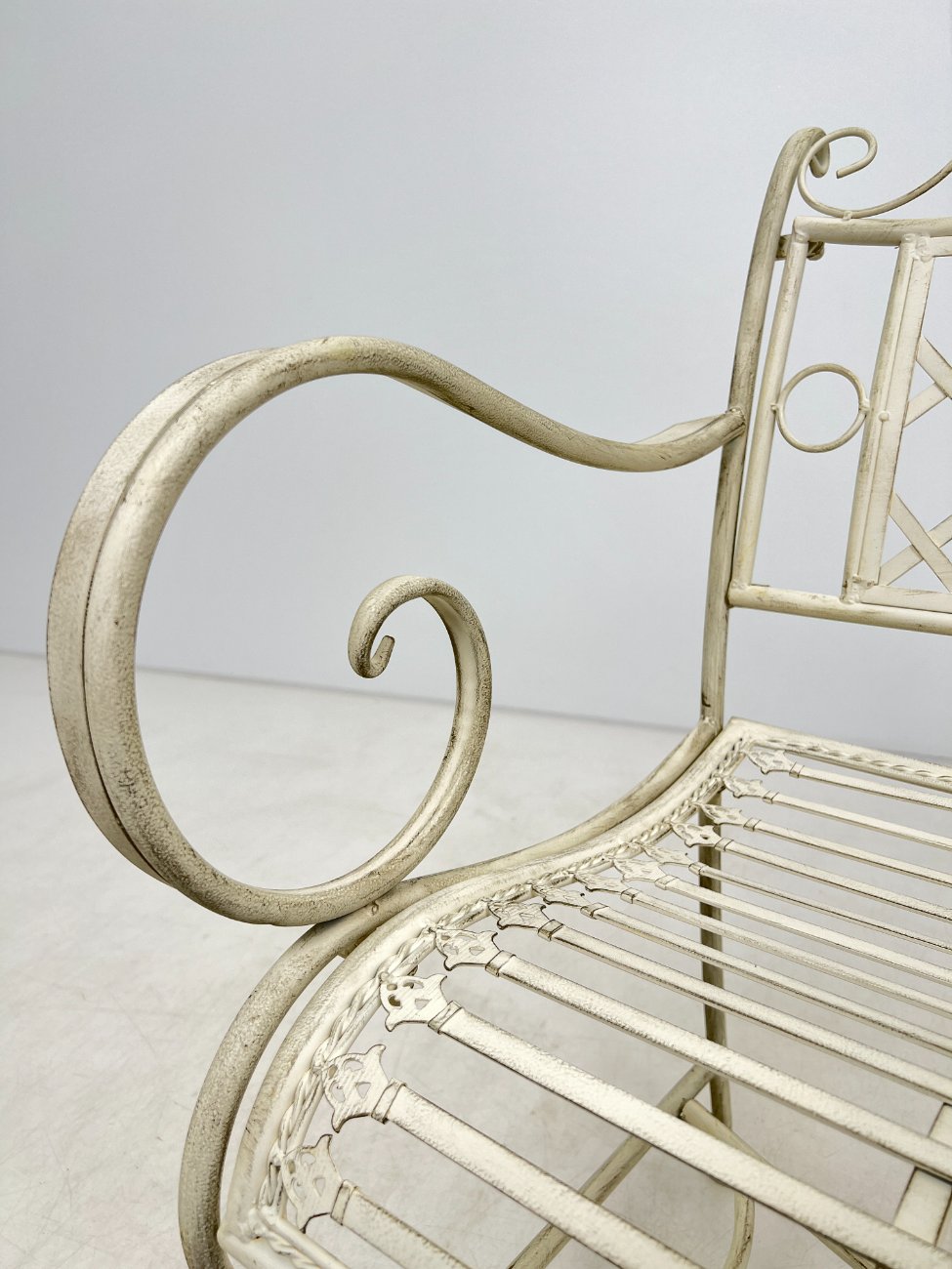 HF0396-suoliukai-6 Provanso stiliaus metalinis sodo suoliukas 63x117x102 cm, 44 cm