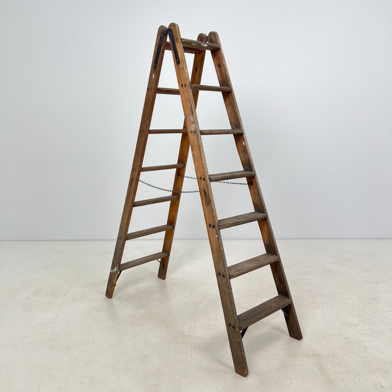 HF0398-irankiai-prietaisai-0 Vintažinės medinės dvipusės kopėčios 124x32x165 cm