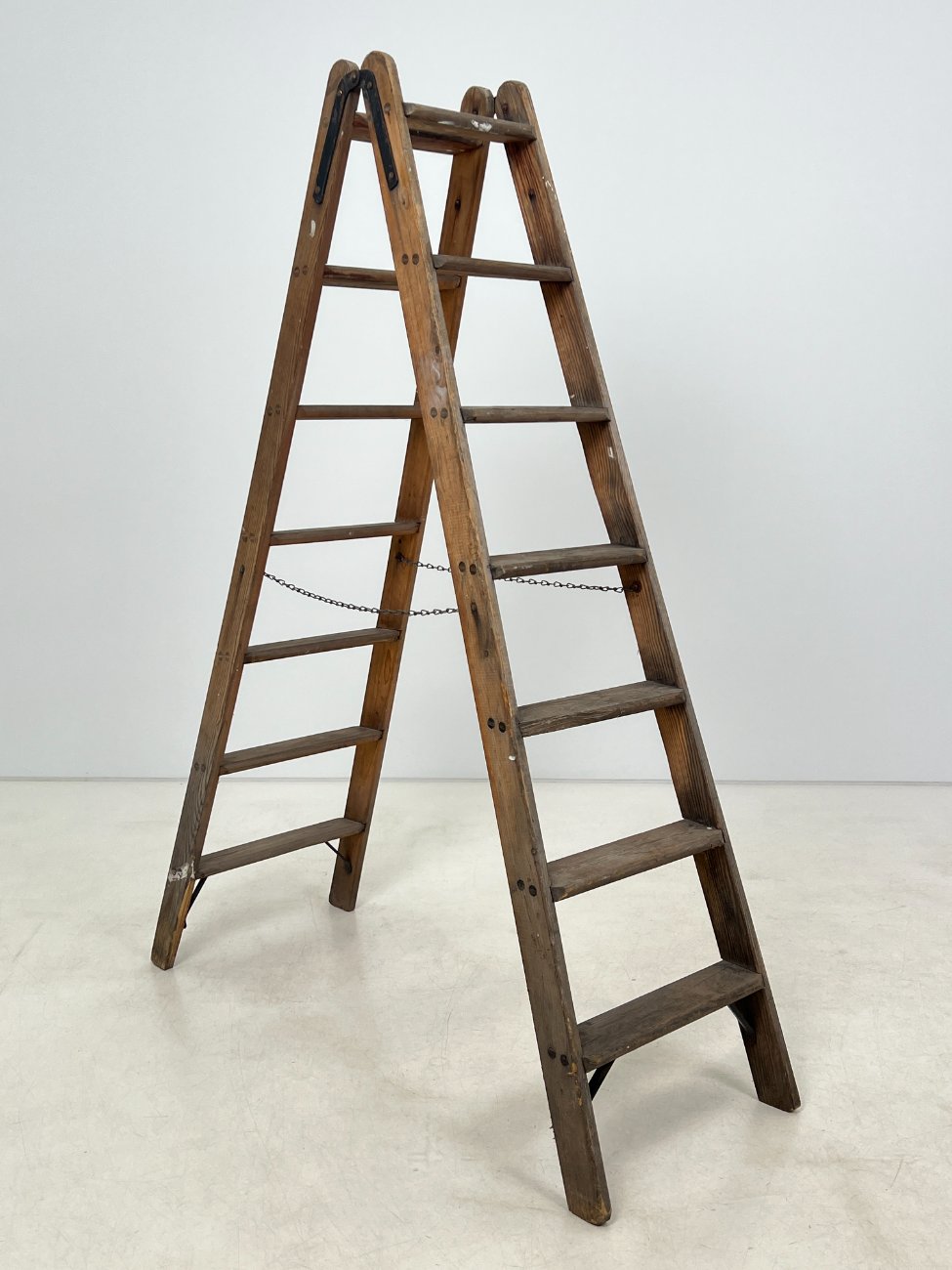 HF0398-irankiai-prietaisai-1 Vintažinės medinės dvipusės kopėčios 124x32x165 cm