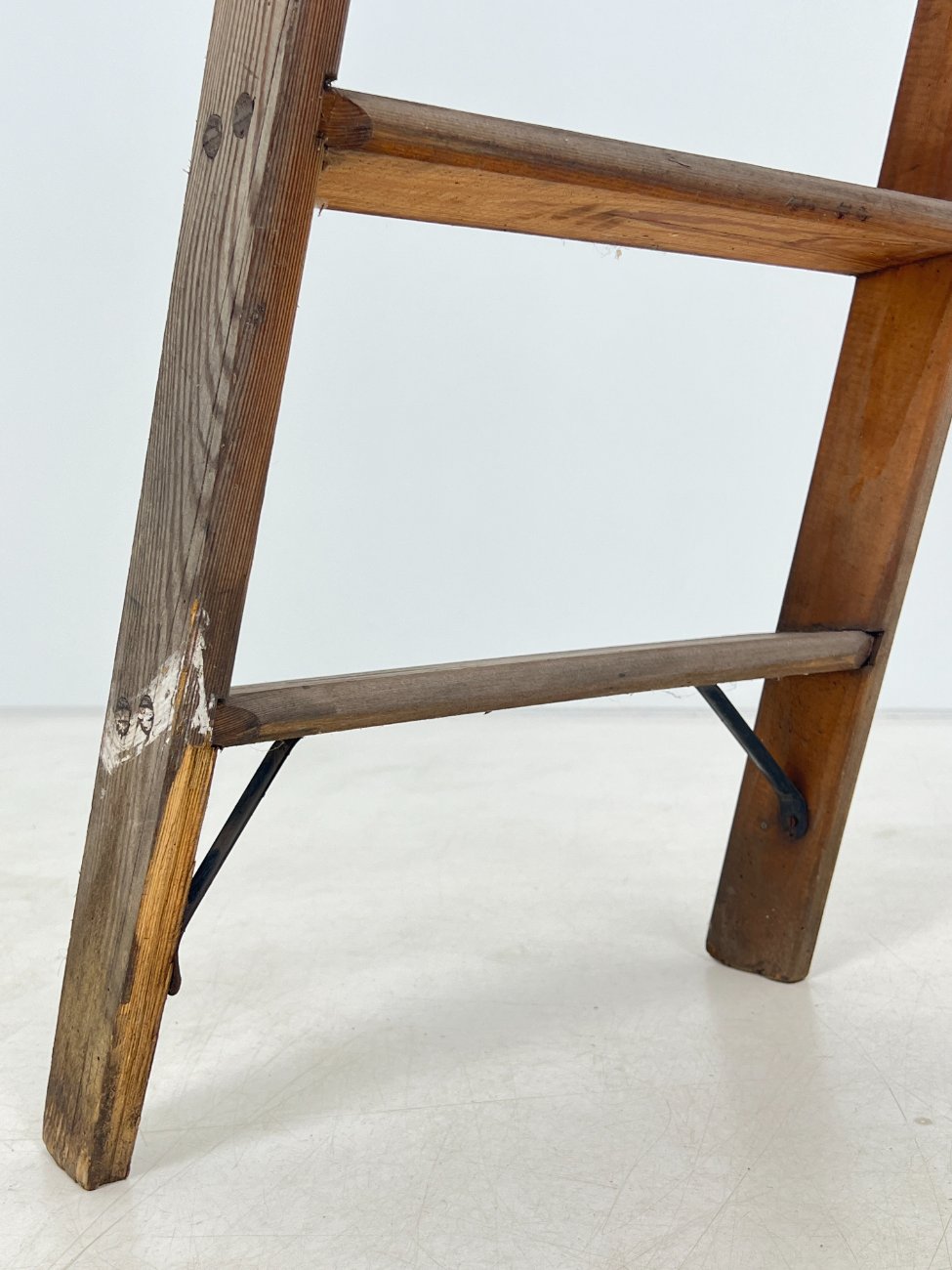 HF0398-irankiai-prietaisai-10 Vintažinės medinės dvipusės kopėčios 124x32x165 cm