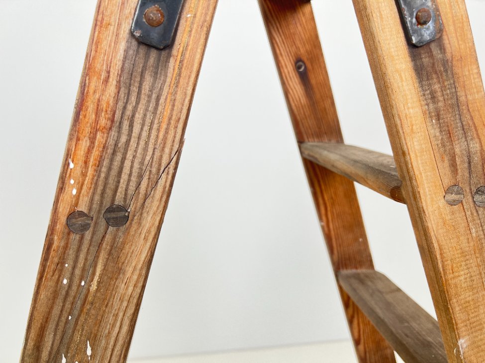 HF0398-irankiai-prietaisai-11 Vintažinės medinės dvipusės kopėčios 124x32x165 cm