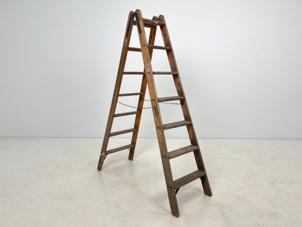 HF0398-irankiai-prietaisai-2 Vintažinės medinės dvipusės kopėčios 124x32x165 cm