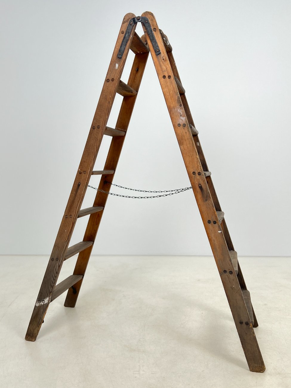 HF0398-irankiai-prietaisai-3 Vintažinės medinės dvipusės kopėčios 124x32x165 cm