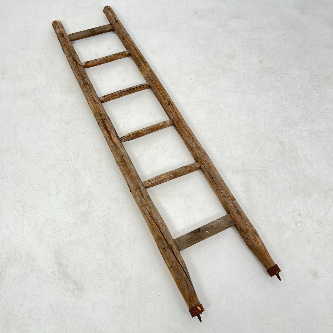 HF0401-irankiai-prietaisai-0 Senovinės įsmeigiamos pušies medžio kopėčios 7x44x200 cm