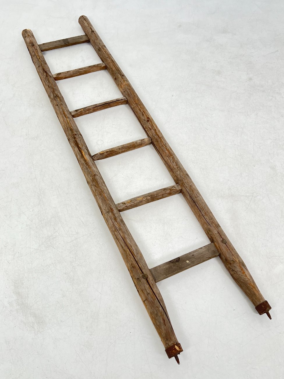 HF0401-irankiai-prietaisai-1 Senovinės įsmeigiamos pušies medžio kopėčios 7x44x200 cm