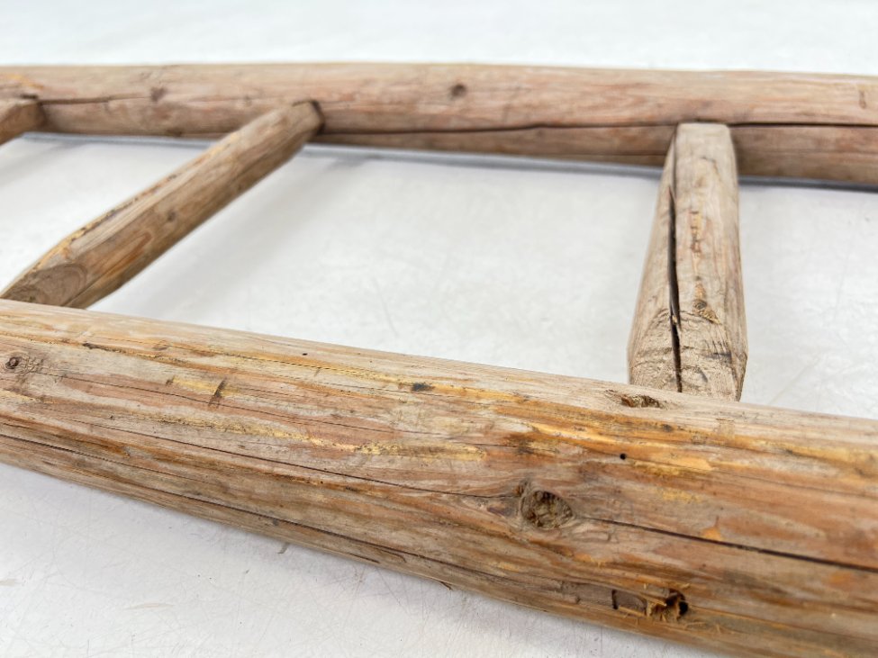 HF0401-irankiai-prietaisai-6 Senovinės įsmeigiamos pušies medžio kopėčios 7x44x200 cm