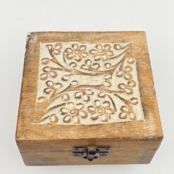 Medinė dėžutė su ant dangtelio drožinėtais gėlių raštais 12,5x12x6 cm