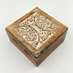 Medinė dėžutė su ant dangtelio drožinėtais gėlių raštais 12,5x12x6 cm