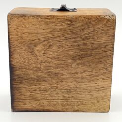 Medinė dėžutė su ant dangtelio drožinėtais gėlių raštais 12,5x12x6 cm