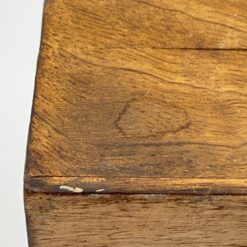 Medinė dėžutė su ant dangtelio drožinėtais gėlių raštais 12,5x12x6 cm