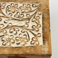 Medinė dėžutė su ant dangtelio drožinėtais gėlių raštais 12,5x12x6 cm