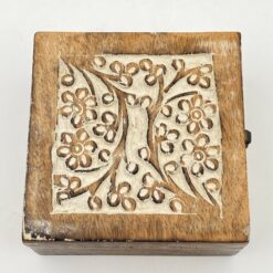 Medinė dėžutė su ant dangtelio drožinėtais gėlių raštais 12,5x12x6 cm