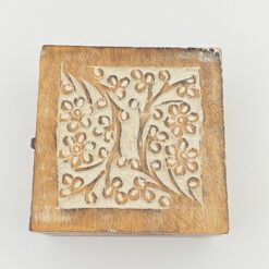 Medinė dėžutė su ant dangtelio drožinėtais gėlių raštais 12,5x12x6 cm