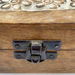 Medinė dėžutė su ant dangtelio drožinėtais gėlių raštais 12,5x12x6 cm