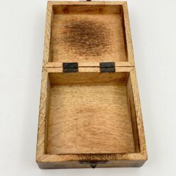 Medinė dėžutė su ant dangtelio drožinėtais gėlių raštais 12,5x12x6 cm