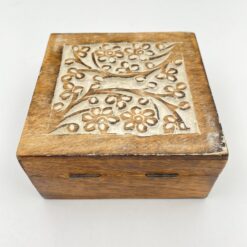 Medinė dėžutė su ant dangtelio drožinėtais gėlių raštais 12,5x12x6 cm