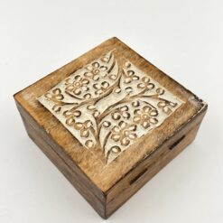 Medinė dėžutė su ant dangtelio drožinėtais gėlių raštais 12,5x12x6 cm
