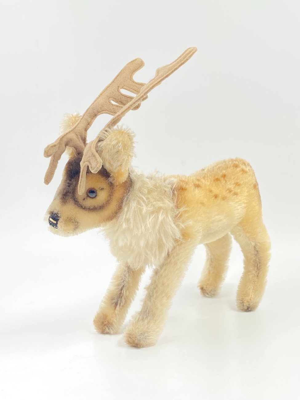 HN0411-zaislai-1 Vintažinis “Steiff” pliušinis elnias 28x9x24 cm
