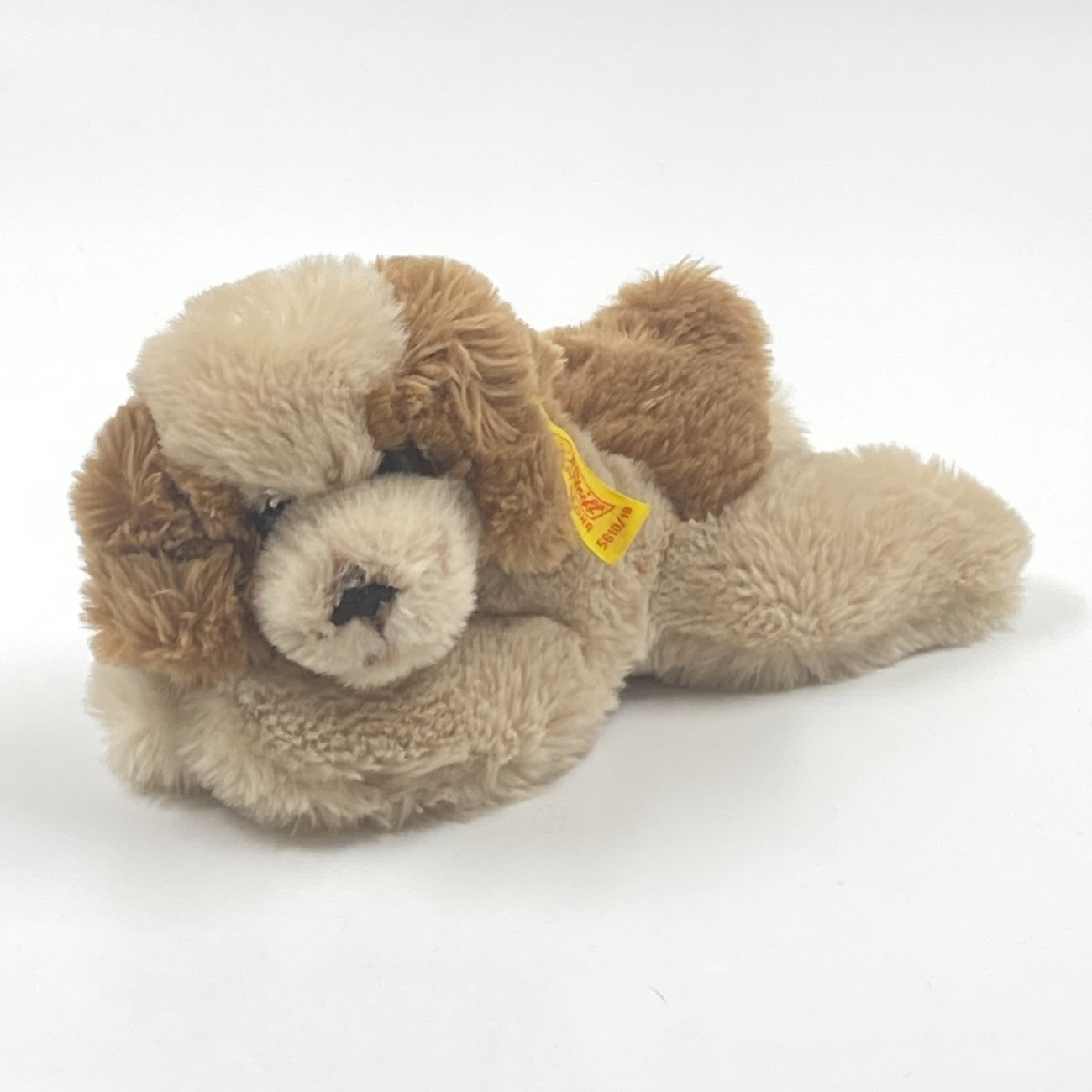 HN0420-zaislai-0 Vintažinis “Steiff” pliušinis gulintis šuo 5610/18 11,5x24x10 cm