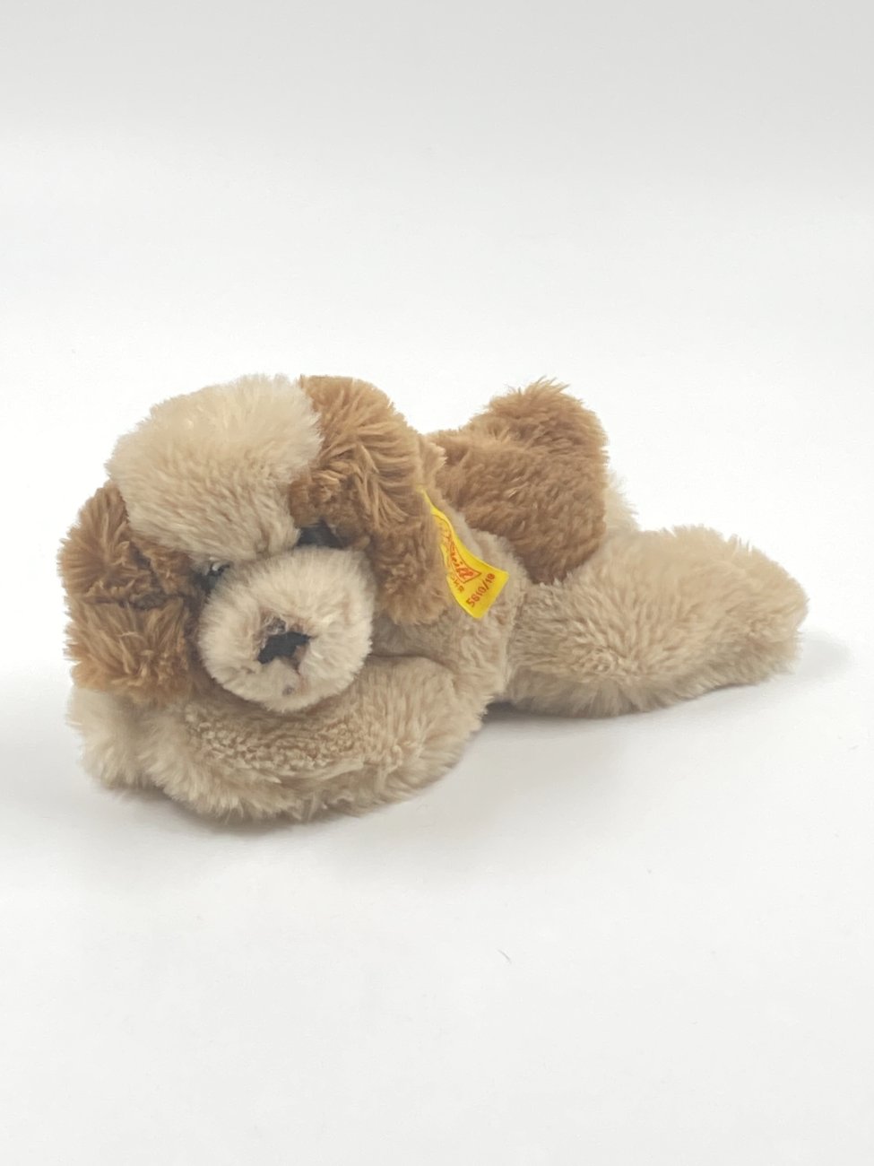 HN0420-zaislai-1 Vintažinis “Steiff” pliušinis gulintis šuo 5610/18 11,5x24x10 cm