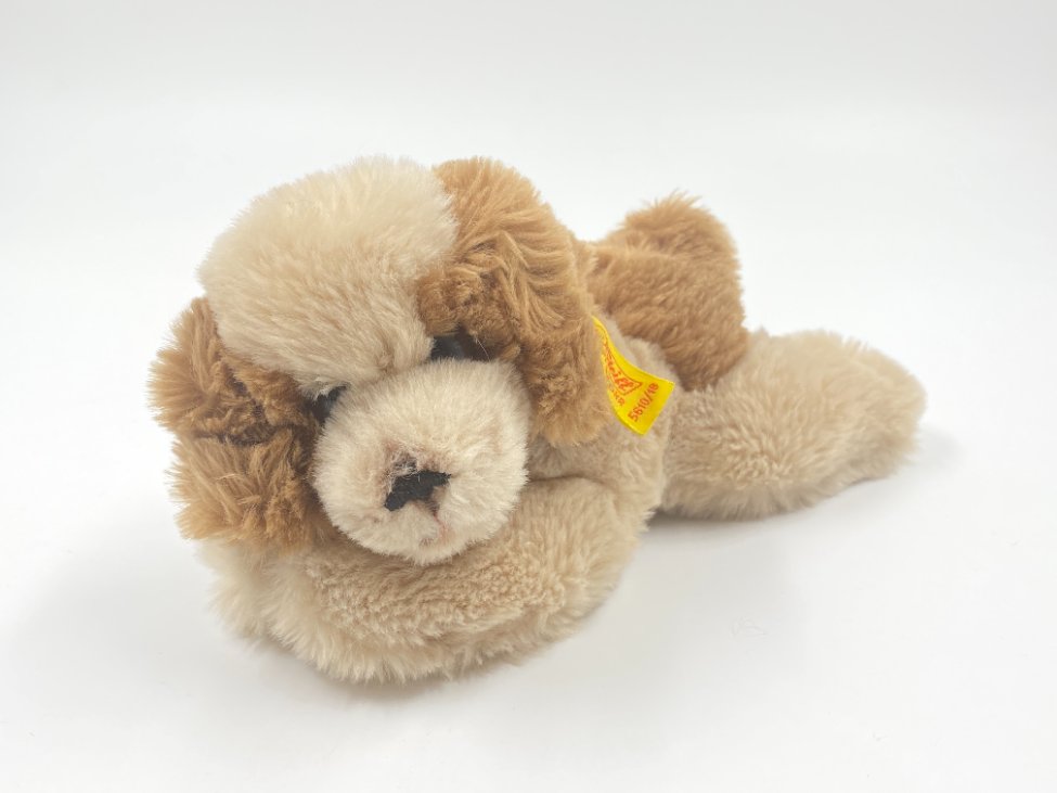 HN0420-zaislai-2 Vintažinis “Steiff” pliušinis gulintis šuo 5610/18 11,5x24x10 cm