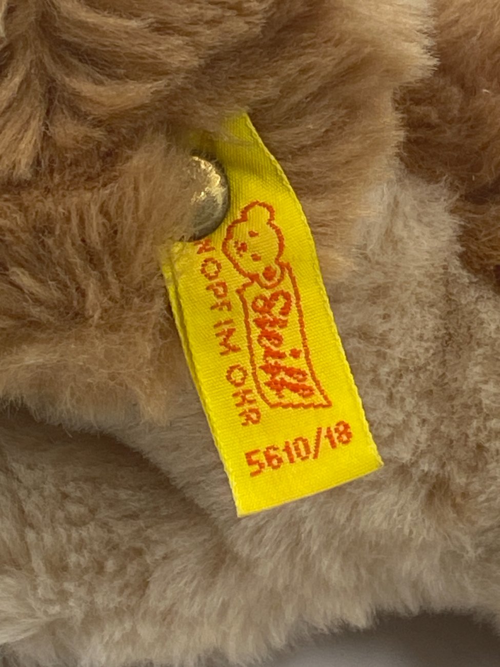 HN0420-zaislai-5 Vintažinis “Steiff” pliušinis gulintis šuo 5610/18 11,5x24x10 cm