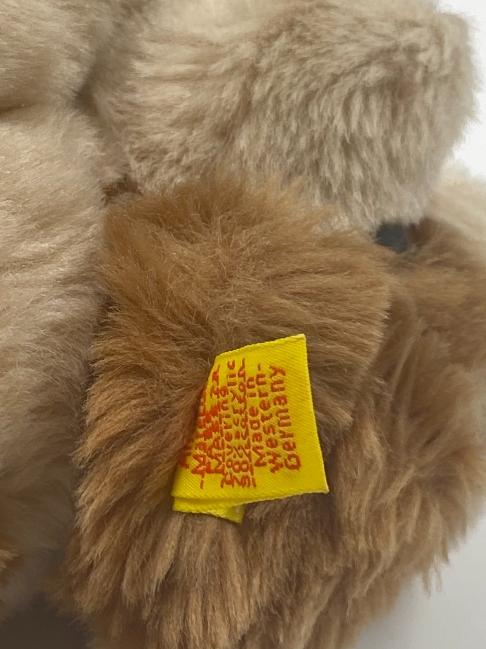 HN0420-zaislai-6 Vintažinis “Steiff” pliušinis gulintis šuo 5610/18 11,5x24x10 cm