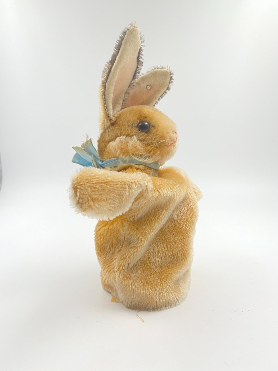 HN0445-zaislai-3 Vintažinis “Steiff” pliušinis kiškis, maunamas ant rankos 8,5x21x27,5 cm