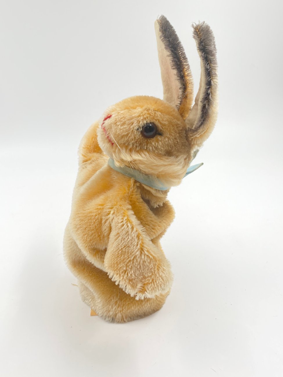 HN0445-zaislai-4 Vintažinis “Steiff” pliušinis kiškis, maunamas ant rankos 8,5x21x27,5 cm