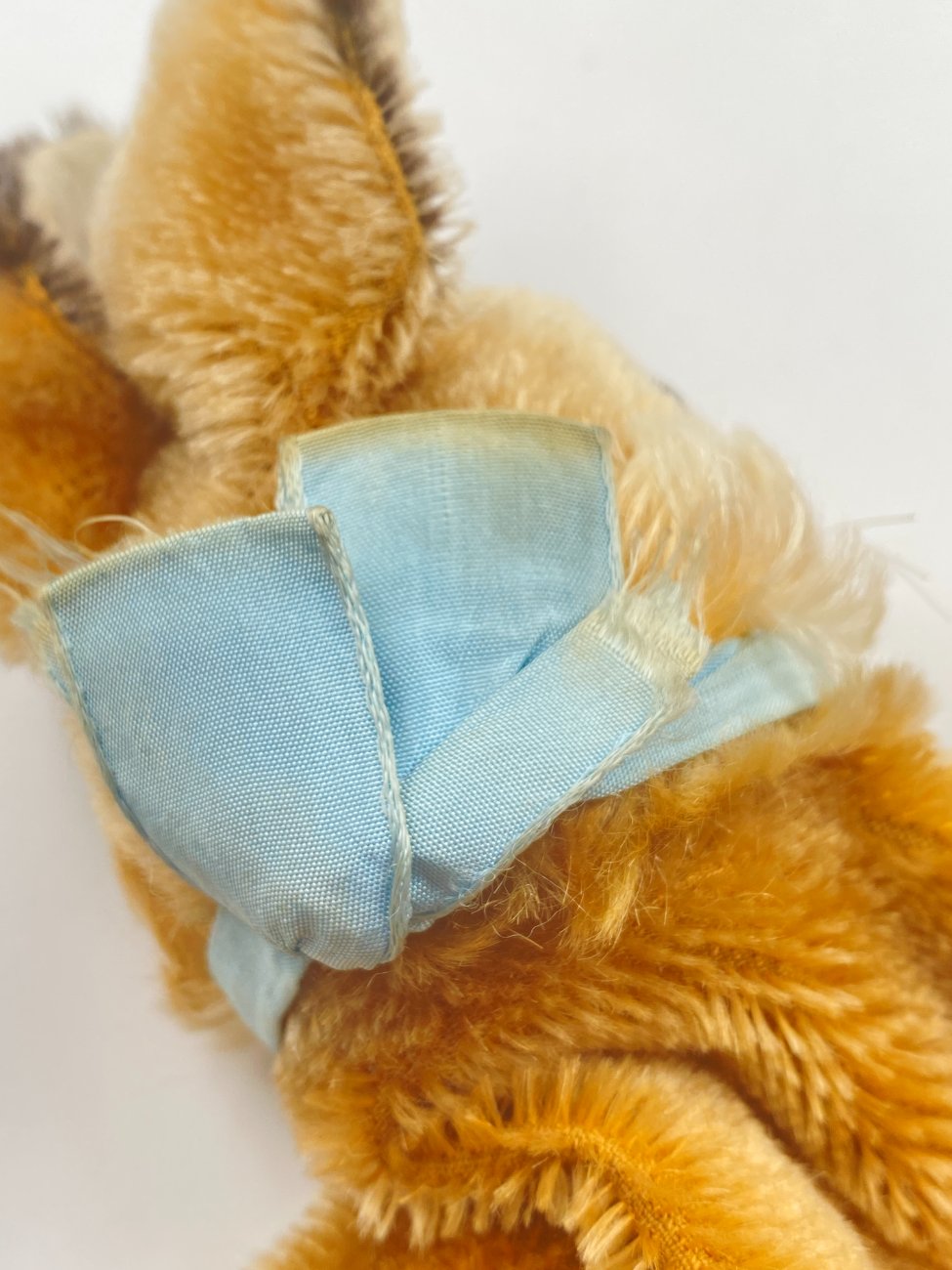 HN0445-zaislai-9 Vintažinis “Steiff” pliušinis kiškis, maunamas ant rankos 8,5x21x27,5 cm