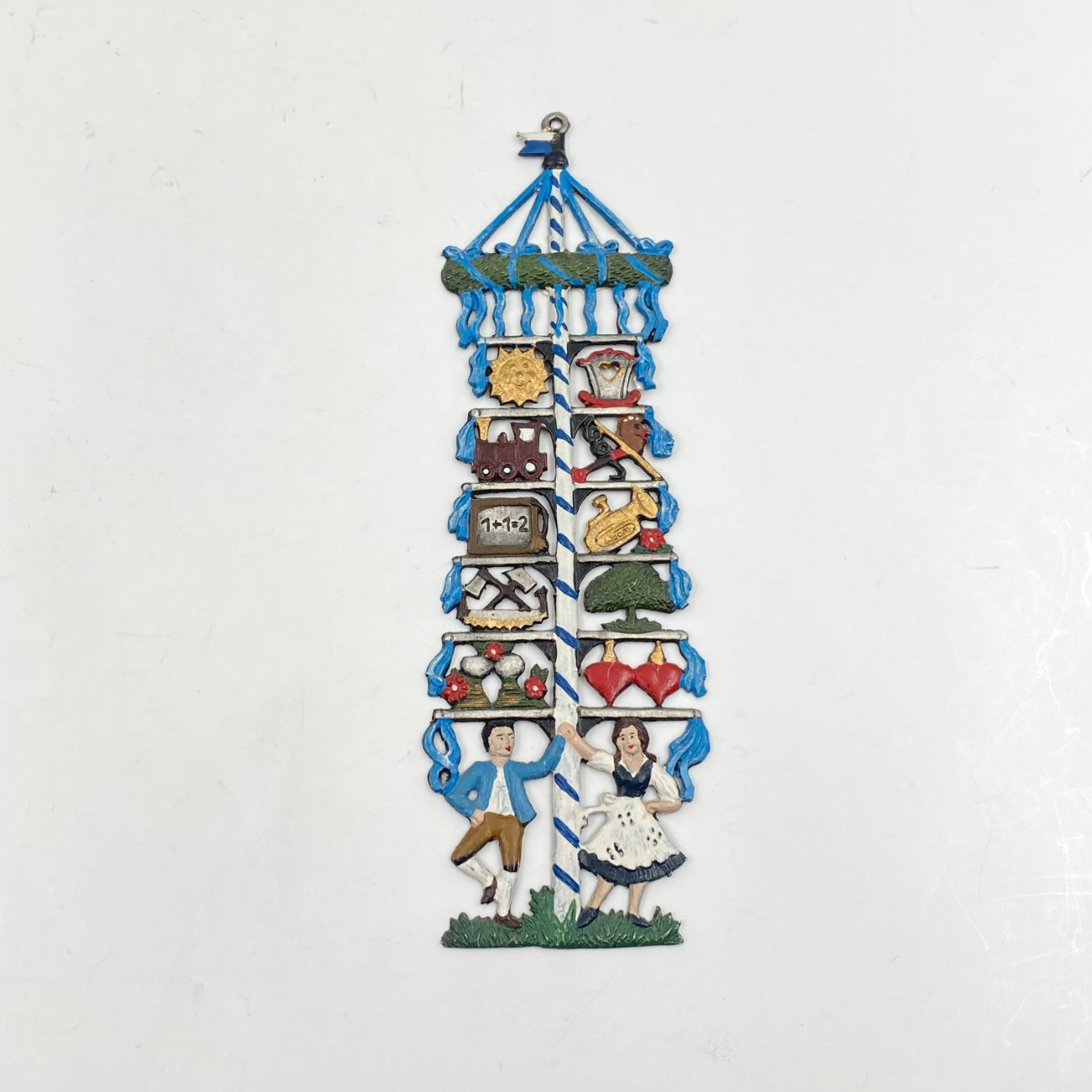 HN0477-interjero-ir-apdailos-prekes-0 “Kühn Zinn” alavinis liejinys – dekoracija, vaizduojantis vokiečių porą prie gegužės stulpo 0,2x5x16 cm