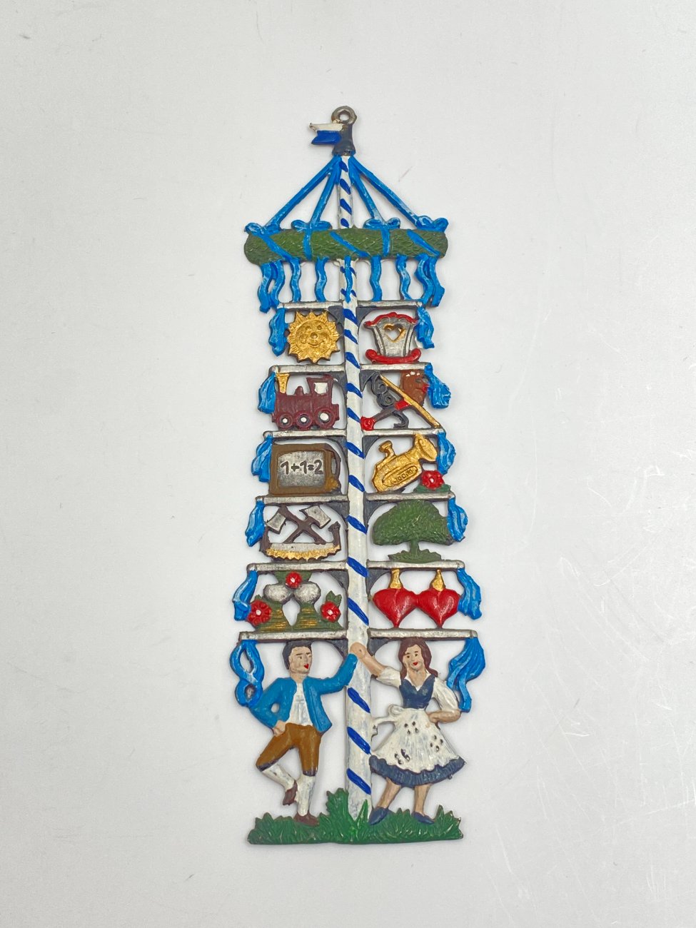 HN0477-interjero-ir-apdailos-prekes-1 “Kühn Zinn” alavinis liejinys – dekoracija, vaizduojantis vokiečių porą prie gegužės stulpo 0,2x5x16 cm