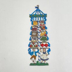 “Kühn Zinn” alavinis liejinys – dekoracija, vaizduojantis vokiečių porą prie gegužės stulpo 0,2x5x16 cm