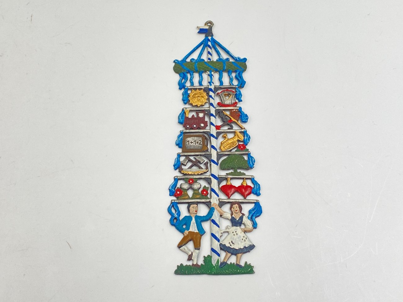 HN0477-interjero-ir-apdailos-prekes-2 “Kühn Zinn” alavinis liejinys – dekoracija, vaizduojantis vokiečių porą prie gegužės stulpo 0,2x5x16 cm