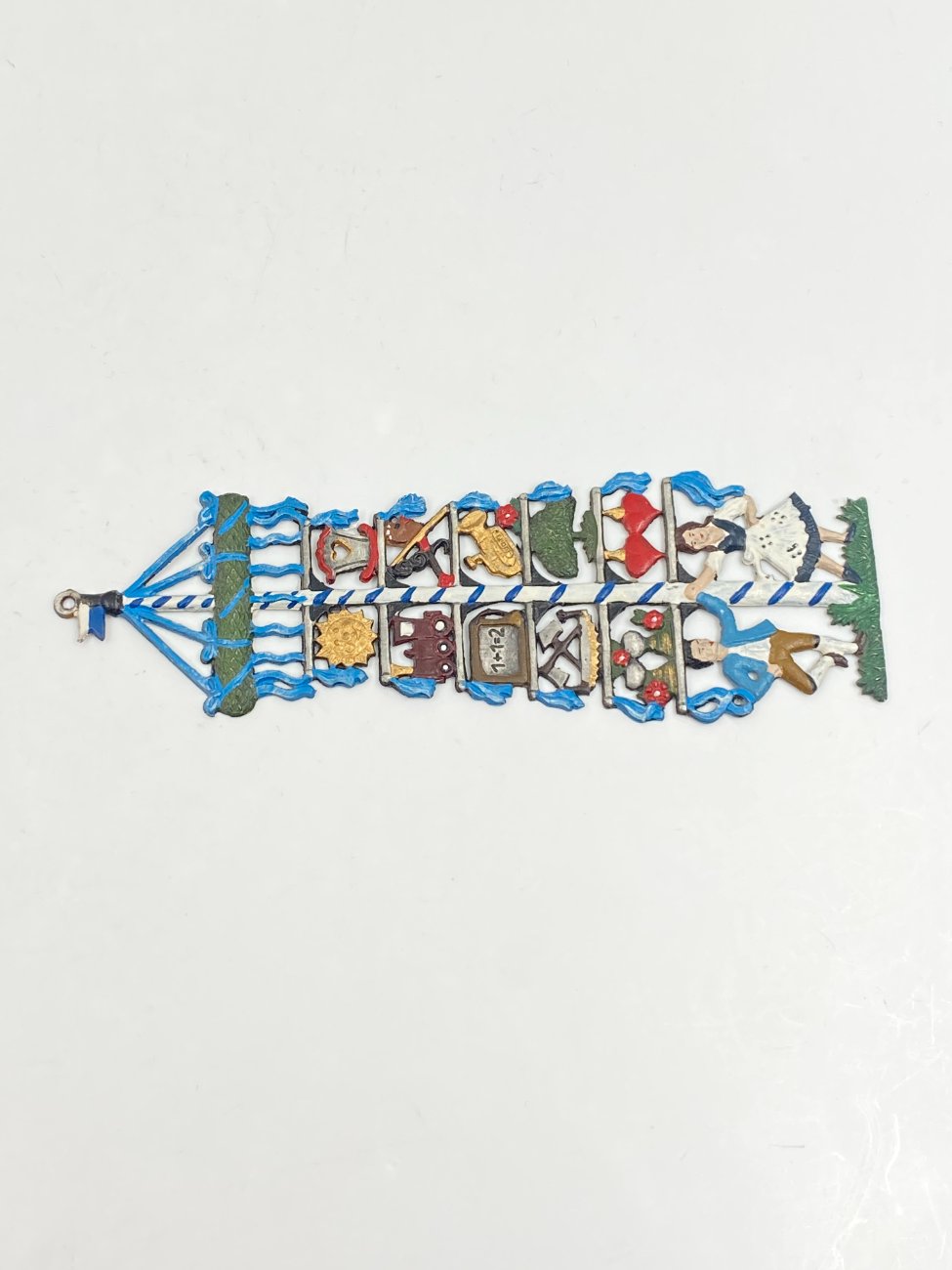 HN0477-interjero-ir-apdailos-prekes-3 “Kühn Zinn” alavinis liejinys – dekoracija, vaizduojantis vokiečių porą prie gegužės stulpo 0,2x5x16 cm