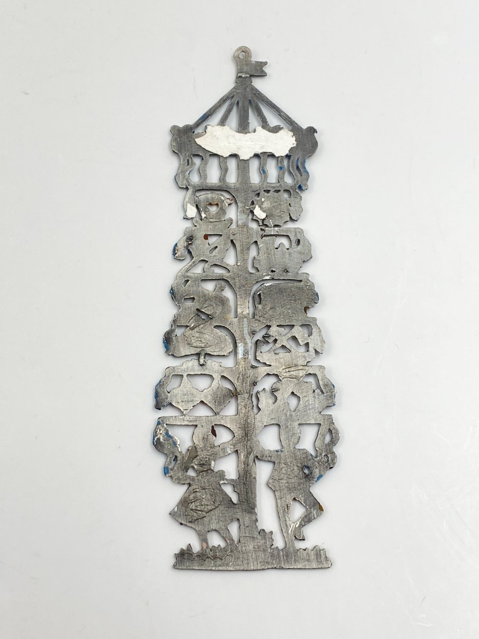 HN0477-interjero-ir-apdailos-prekes-4 “Kühn Zinn” alavinis liejinys – dekoracija, vaizduojantis vokiečių porą prie gegužės stulpo 0,2x5x16 cm