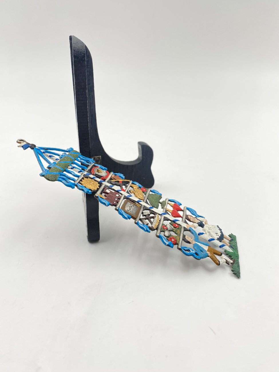 HN0477-interjero-ir-apdailos-prekes-5 “Kühn Zinn” alavinis liejinys – dekoracija, vaizduojantis vokiečių porą prie gegužės stulpo 0,2x5x16 cm