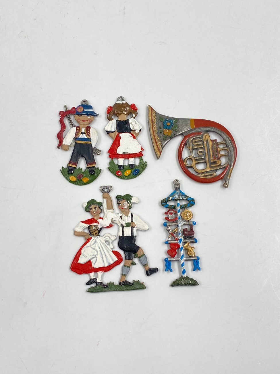 HN0478-interjero-ir-apdailos-prekes-1 “Kühn Zinn” alaviniai liejiniai – dekoracijos, vaizduojantys vokišką tradicinę šventę 5 vnt. komplektas 0,2×5,5×6 cm