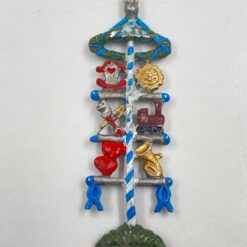 “Kühn Zinn” alaviniai liejiniai – dekoracijos, vaizduojantys vokišką tradicinę šventę 5 vnt. komplektas 0,2×5,5×6 cm