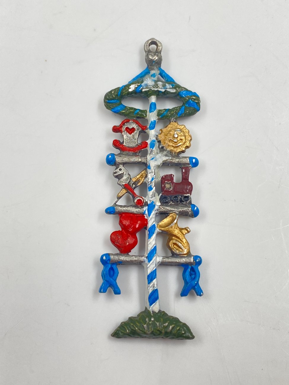 HN0478-interjero-ir-apdailos-prekes-10 “Kühn Zinn” alaviniai liejiniai – dekoracijos, vaizduojantys vokišką tradicinę šventę 5 vnt. komplektas 0,2×5,5×6 cm