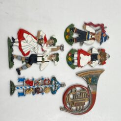 “Kühn Zinn” alaviniai liejiniai – dekoracijos, vaizduojantys vokišką tradicinę šventę 5 vnt. komplektas 0,2×5,5×6 cm