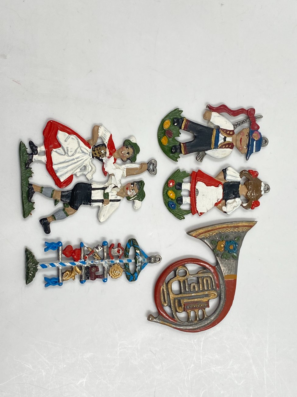 HN0478-interjero-ir-apdailos-prekes-2 “Kühn Zinn” alaviniai liejiniai – dekoracijos, vaizduojantys vokišką tradicinę šventę 5 vnt. komplektas 0,2×5,5×6 cm